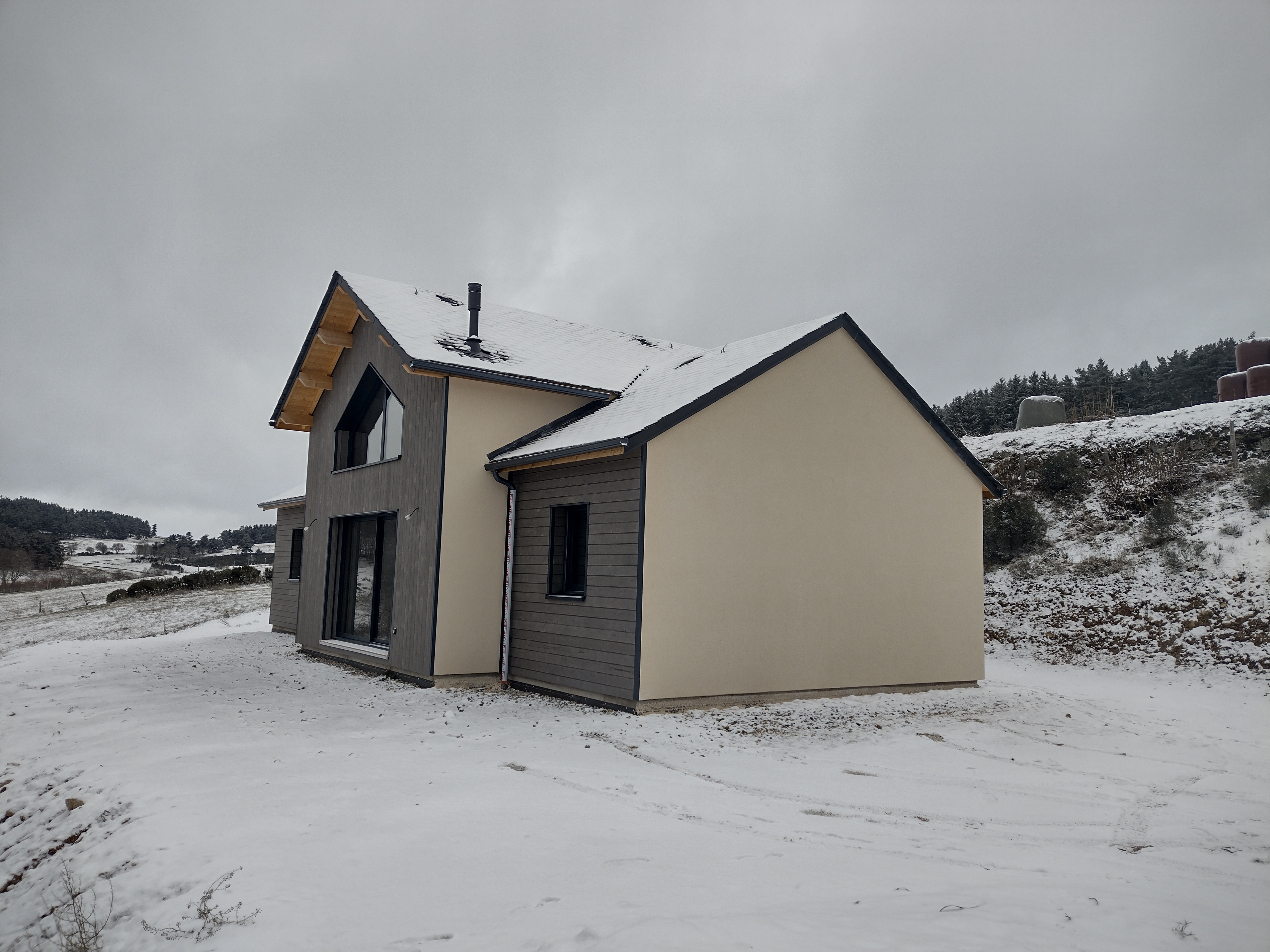 2_FACE_COTE_D_H_IMG_20251120_093314811_HDR Maison ossature bois Orlhac bioclimatique écologique en Lozère, isolation biosourcée