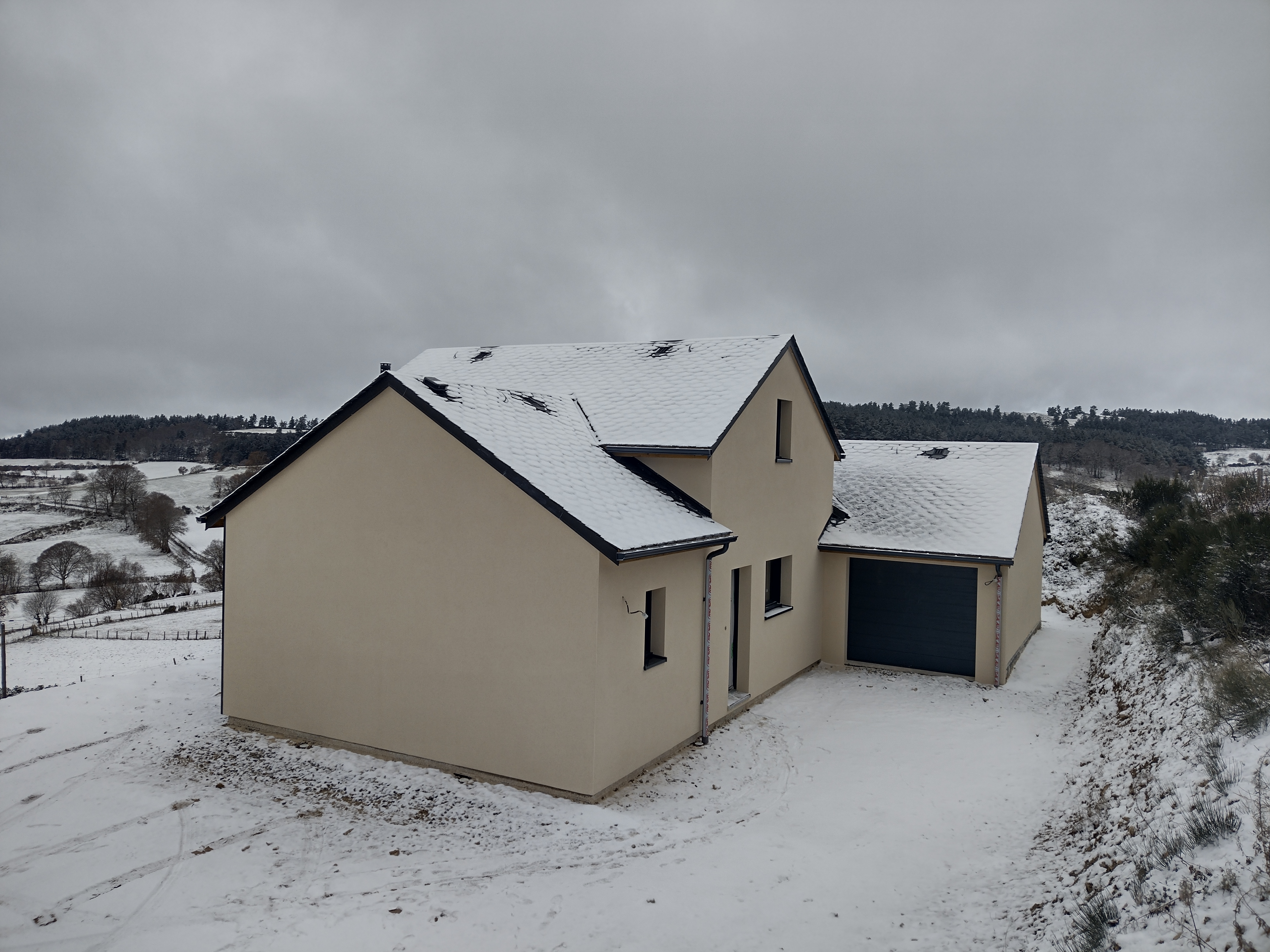 8_ARRIERE_NEIGE_IMG_20251120_093228014_HDR Maison ossature bois Orlhac bioclimatique écologique en Lozère, isolation biosourcée